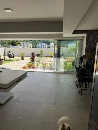 Imagem Casa de Alto Padrão com 640 m² de Construção, Piscina Natural e Energia Solar