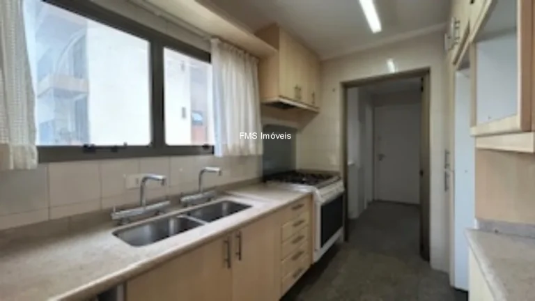 Imagem Imperdível oportunidade em Moema: Apartamento de 3 quartos com suíte, 131m² e 2 vagas de garagem à venda em São Paulo-SP!