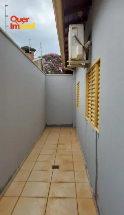 Imagem Casa à venda no Jardim Ouro Branco, Ribeirão Preto-SP - 3 quartos, 1 suíte, 2 salas, 2 banheiros, 3 vagas, 130m² - Quer Imóvel Negócios Imobiliários.