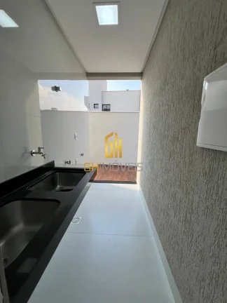 Imagem O sobrado possui 

- 5 suítes plenas sendo 4 suítes no pavimento superior e uma suíte no paviment...