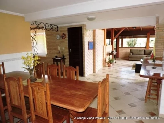 Imagem Muita privacidade com paisagismo tropical, piscina, 5 dormitórios e área gourmet completa.