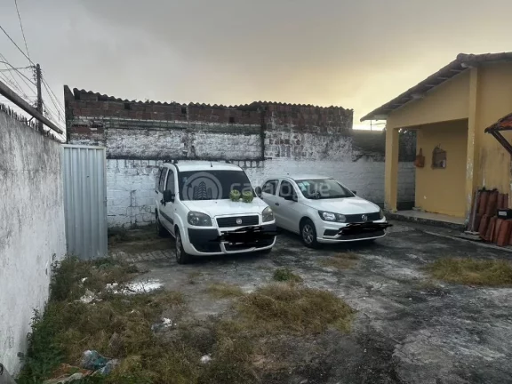 Imagem Casa Antiga com Potencial no Conjunto Ponta Negra