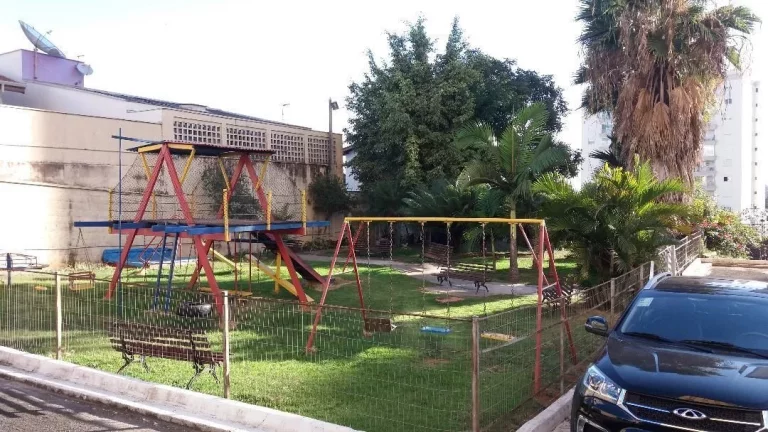 Imagem Apartamento com 3 quartos sendo 1 suíte, duas vagas, sacada, em bairro nobre, com localização pri...