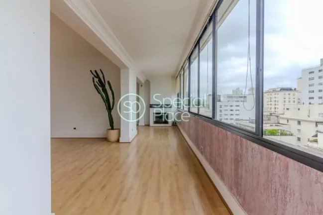 Imagem Linda Penthouse no miolo do bairro. São 231m² de área privativa, 3 dormitórios ( 1 suíte) e 2 v...