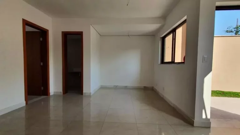 Imagem Casa duplex à venda, 3 quartos, 1 suíte, 2 vagas, Novo Centro - Santa Luzia/MG