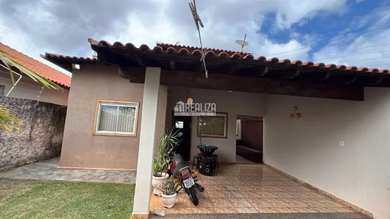 Imagem Casa à venda no Fabrício, Uberaba: 3 dormitórios, churrasqueira e móveis planejados.