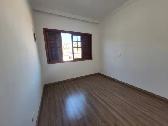 Imagem Sobrado Alto Padrao com 235m² 3 Dormitotorios com 5 Vagas de Gargens