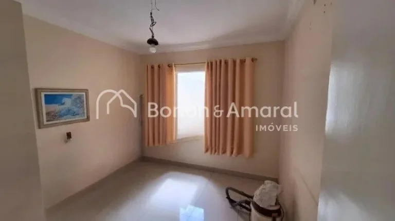 Imagem Casa térrea à venda no Parque Taquaral. O imóvel conta com 3 quartos, 2 banheiros, sala, copa, co...