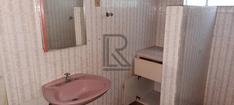 Imagem Oportunidade Imperdível: Casa Antiga em Localização Estratégica com Potencial Comercial!