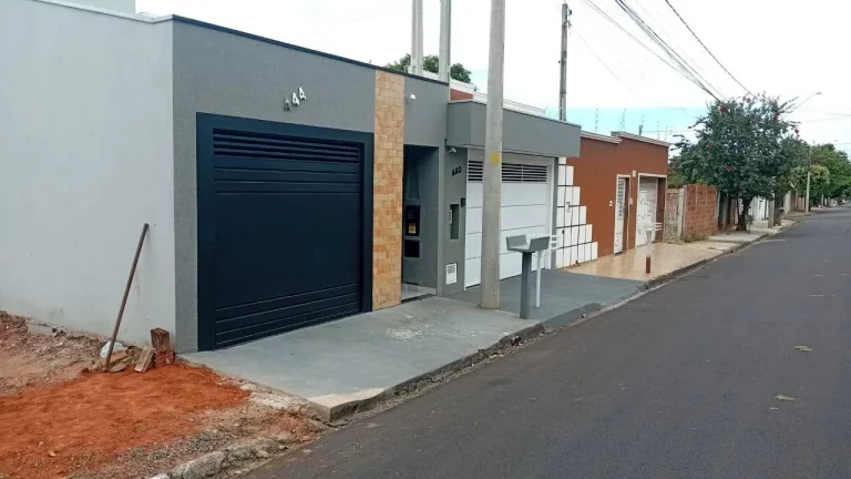 Imagem VENDE-SE ÓTIMO TERRENO PLAINO, MURADO DE 02 LADOS