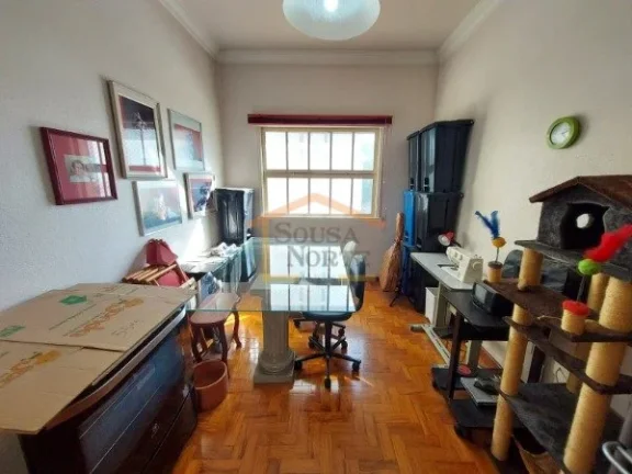 Imagem Apartamento com 3 dormitórios, 1 com sacada, contando com mais 1 dormitório de serviço.
Banheiro ...