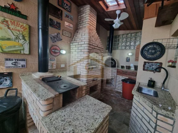 Imagem Bela área Gourmet 3 quartos sendo um suíte, forno de pizza, fogão e churrasqueira, 2 vagas