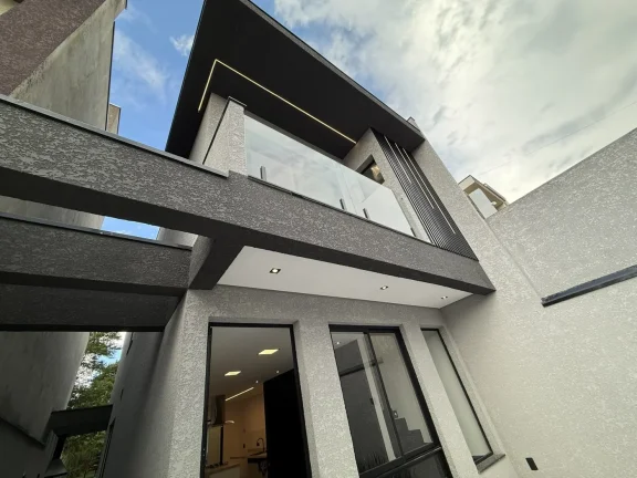 Imagem Casa á Venda no Nova Jaguarí com fundo para mata e piscina