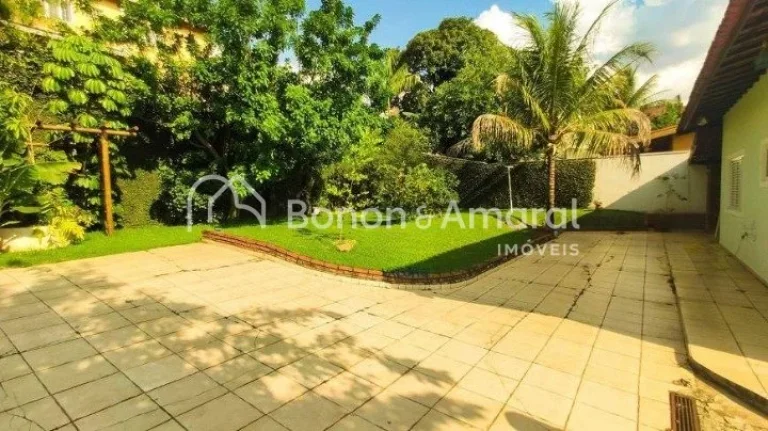 Imagem Casa com vista panorâmica para bosque, construída em rua tranquila sem saída. Na área social, en...