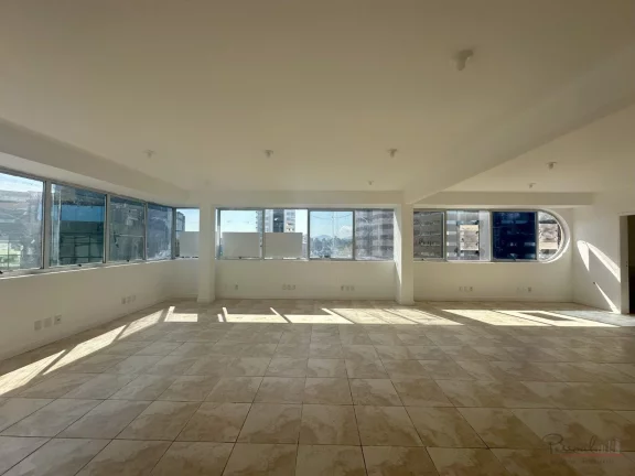 Imagem Ampla sala comercial com vista e terraço em um prédio tradicional do centro de Florianópolis. A s...