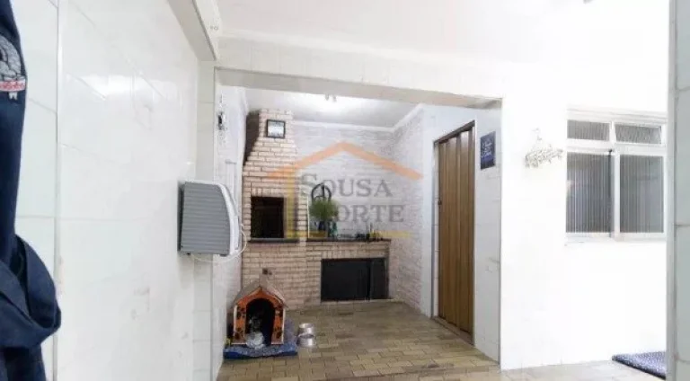 Imagem Sobrado com 250 m² de área construída, composta por 3 dormitórios, sendo 2 suítes, sala ampla, ...