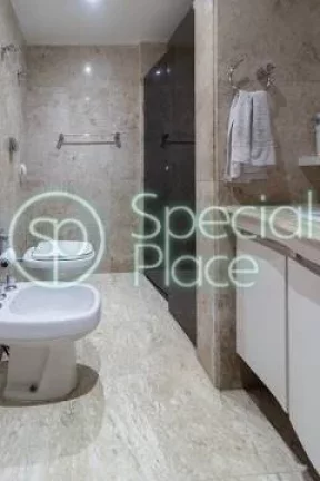 Imagem Lindo apartamento com prédio clássico e imponente. São 197m² de área privativa, 3 dormitórios ...