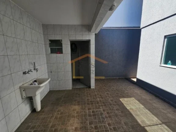 Imagem Sobrado de 160 m² com 3 dormitórios, sendo 1 suíte e 2 quartos no corredor, além de 1 banheiro n...