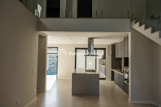 Imagem Sobrado em condomínio com 235m² de área construída.
São 3 dormitórios, sendo 3 suítes amplas ...