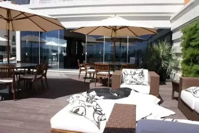Imagem Apartamento mobiliado com 4 suítes e 3 vagas de garagem na Meia Praia em Itapema