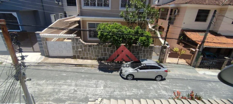Imagem Apartamento tipo sobrado com generosos 110m² em rua fechada.