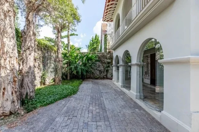 Imagem Casa de luxo no Jardim Paulista: 4 quartos, 3 suítes, 5 banheiros, 4 vagas. 400m² de área. Venda ou locação em SP.