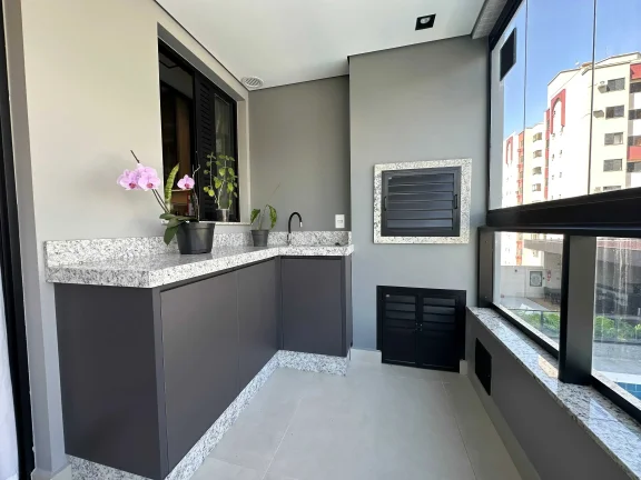Imagem Apartamento mobiliado com 3 dormitórios sendo 1 suíte e 2 vagas de garagem em Itajaí