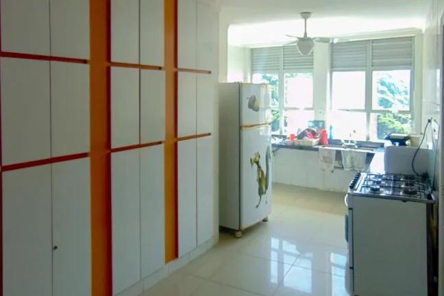 Imagem Pitangueiras - Frente total para o mar - 285 m² úteis - 2 vagas de garagens demarcadas.