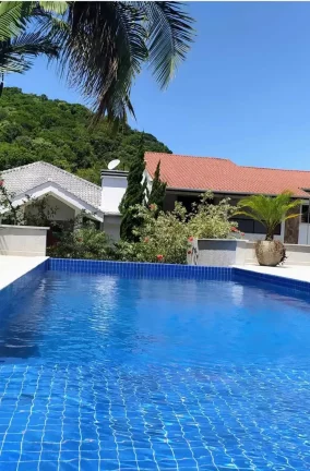 Imagem Casa moderna com 3 dormitórios sendo 1 suíte e 2 demi e 2 vagas, Ariribá - Balneário Camboriú/SC