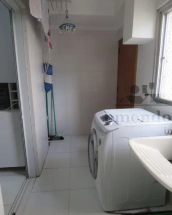Imagem Apartamento totalmente reformado, living para 2 ambientes, 3 dormitórios sendo 1 suíte, banheiro s...