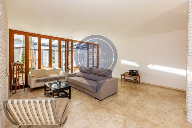Imagem Casa de luxo na Vila Madalena: 4 quartos, 4 suítes, 2 salas, 6 banheiros, 2 vagas, 376m² - São Paulo-SP.