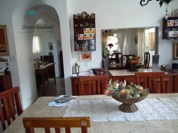 Imagem Luxuosa casa em condomínio à venda em Ribeirão Preto-SP, no bairro Ribeirânia. Condomínio Parque das Figueiras. 4 quartos, 4 suítes, 3 salas, 6 banheiros, 2 vagas de garagem. 320,00 m² de área. Imperdível com a Quer Imóvel Negócios Imobiliários.