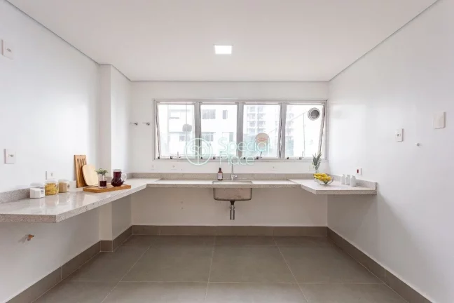 Imagem Em Moema, ao lado da estação de metrô de mesmo nome e a uma curta caminhada do Parque Ibirapuera,...