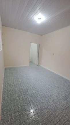 Imagem Casa 2 Dormitórios - C/ Vaga de Garagem