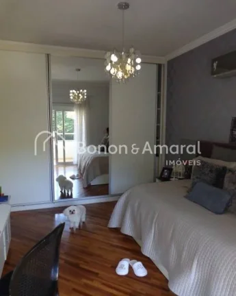 Imagem Lindo sobrado com 394 m² de área construída. A residência possui uma sala ampla para três ambie...