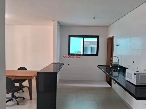 Imagem Casa sobreposta alta em Santos no bairro da Aparecida com varanda de frente na sala, 2 suítes e uma vaga de garagem a venda por R$ 830.000,00