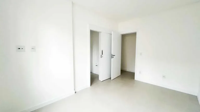 Imagem Apartamento com 3 dormitórios sendo 1 suíte e 2 vagas de garagem no Centro de Balneário Camboriú