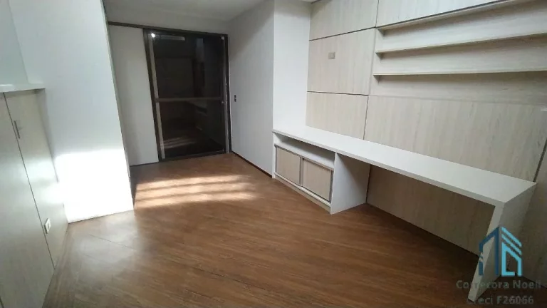 Imagem Casa, 04 quartos c/suíte, 02 subsolos tipo bunker, com 05 ambientes subterrâneos amplos, ideal para adega e estúdio, em Curitiba PR