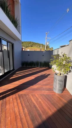 Imagem Sobrado Triplex com 4 suítes e 2 vagas de garagem em Camboriú