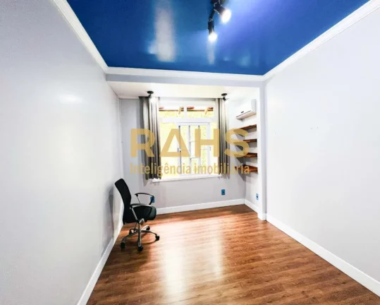 Imagem Linda casa semi-mobiliada e climatizada com 3 suítes, escritório, 2 vagas de garagem e completa á...