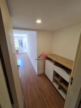 Imagem Excelente Apartamento com sala dois quartos dependencias completa,sol da manhã,elétrica e hidraulica reformadas,quarto principal montado com armários,