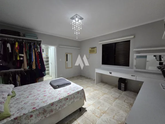 Imagem Oportunidade Única! Casa Sobreposta Baixa, Isolada, 3 Suítes e Localização Privilegiada!