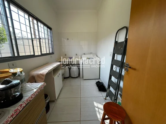 Imagem Imóvel com 500m² de terreno e 189m² construídos, 3 quartos (2 suítes), sala 2 ambientes, edícula 62m², garagem 4 carros, quintal e jardim