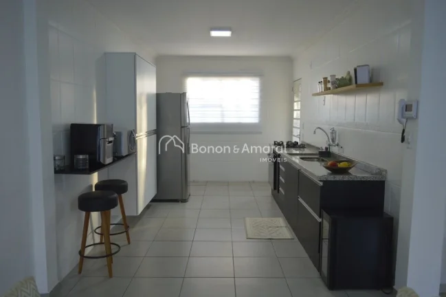 Imagem Linda casa com 3 quartos sendo 1 suíte com banheira de hidromassagem, armário embutido, sala de es...