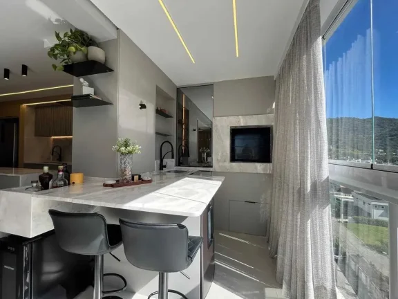 Imagem Apartamento mobiliado com 3 dormitórios sendo 1 suíte e 2 vagas de garagem em Balneário Camboriú