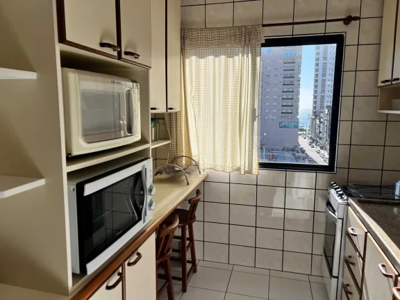 Imagem Apartamento mobiliado com 3 dormitórios sendo 1 suíte e 2 vagas de garagem em Itapema/SC