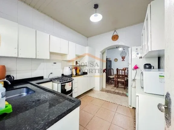Imagem Casa com 330m² de área construída e terreno de 1.050m². Possui 4 dormitórios, sendo 2 suítes, ...