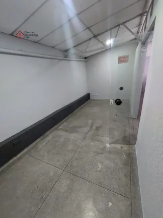 Imagem Salão comercial para alugar. Construido para ser uma igreja, com pulpito e amplo espaço para culto. Possui banheiros, copa, cozinha e escritórios.