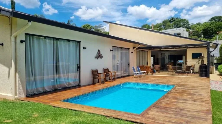 Imagem TÉRREA, 3 suítes, piscina, em rua fechada no Miolo da Granja!