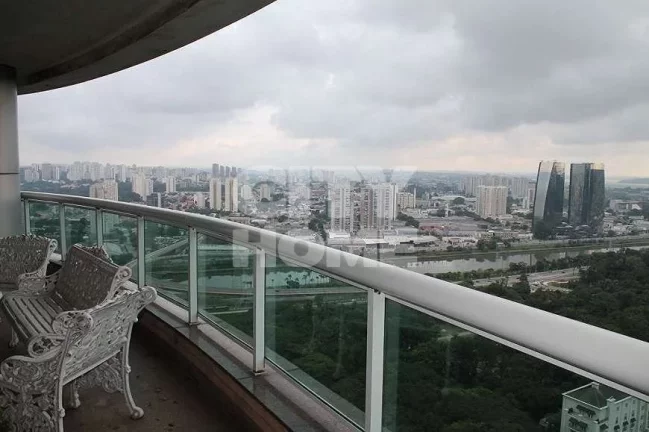 Imagem Excelente apto com 367 m² de área útil no melhor do Panamby. Living enorme, com lareira e varanda...